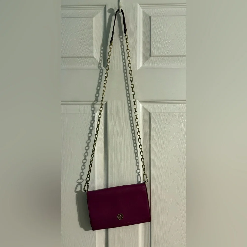 Tory‎ Burch Chelsea Crossbody Wallet on Chain – Magenta